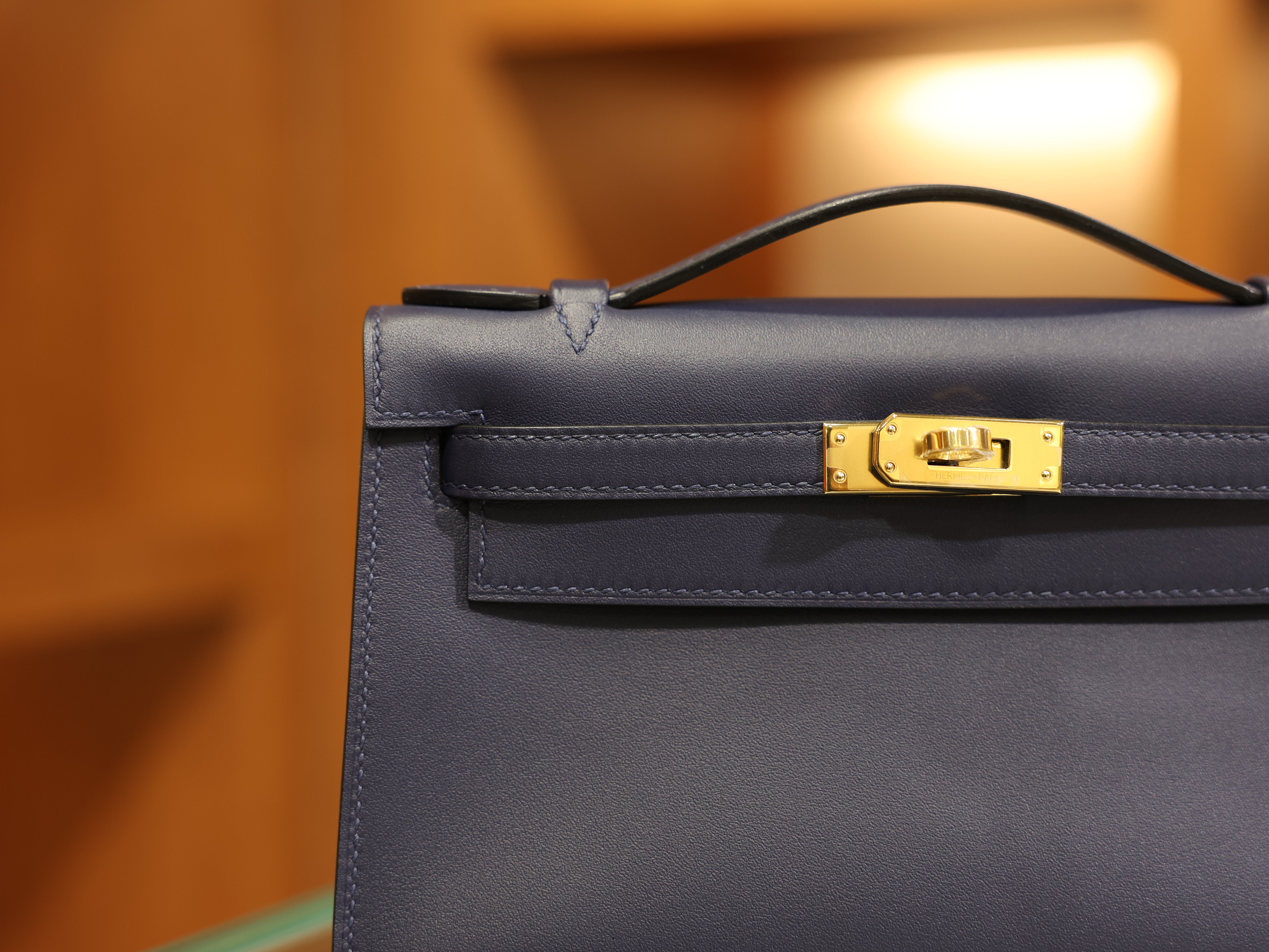 Kelly pochette swift bleu saphir GHW