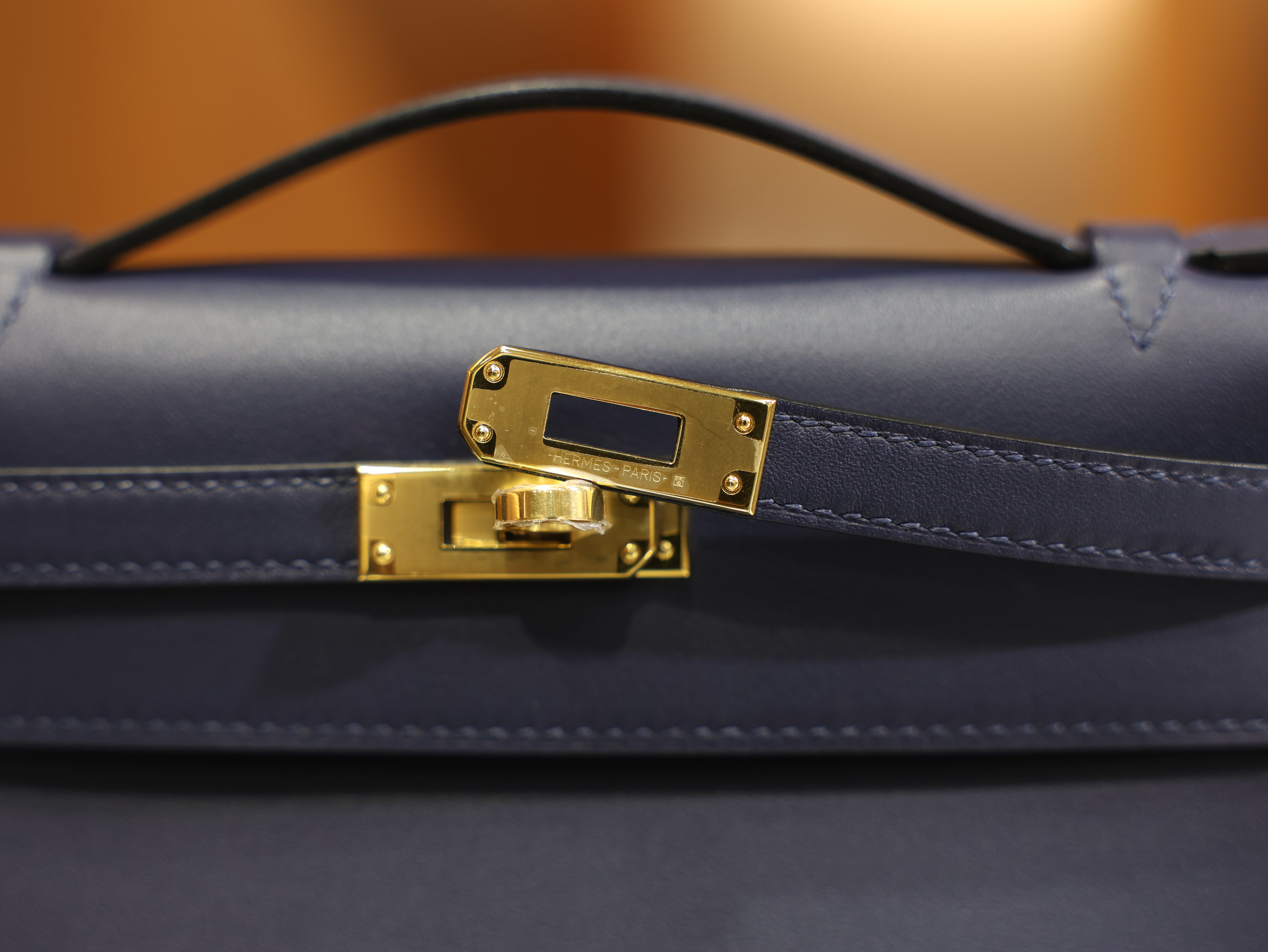 Kelly pochette swift bleu saphir GHW