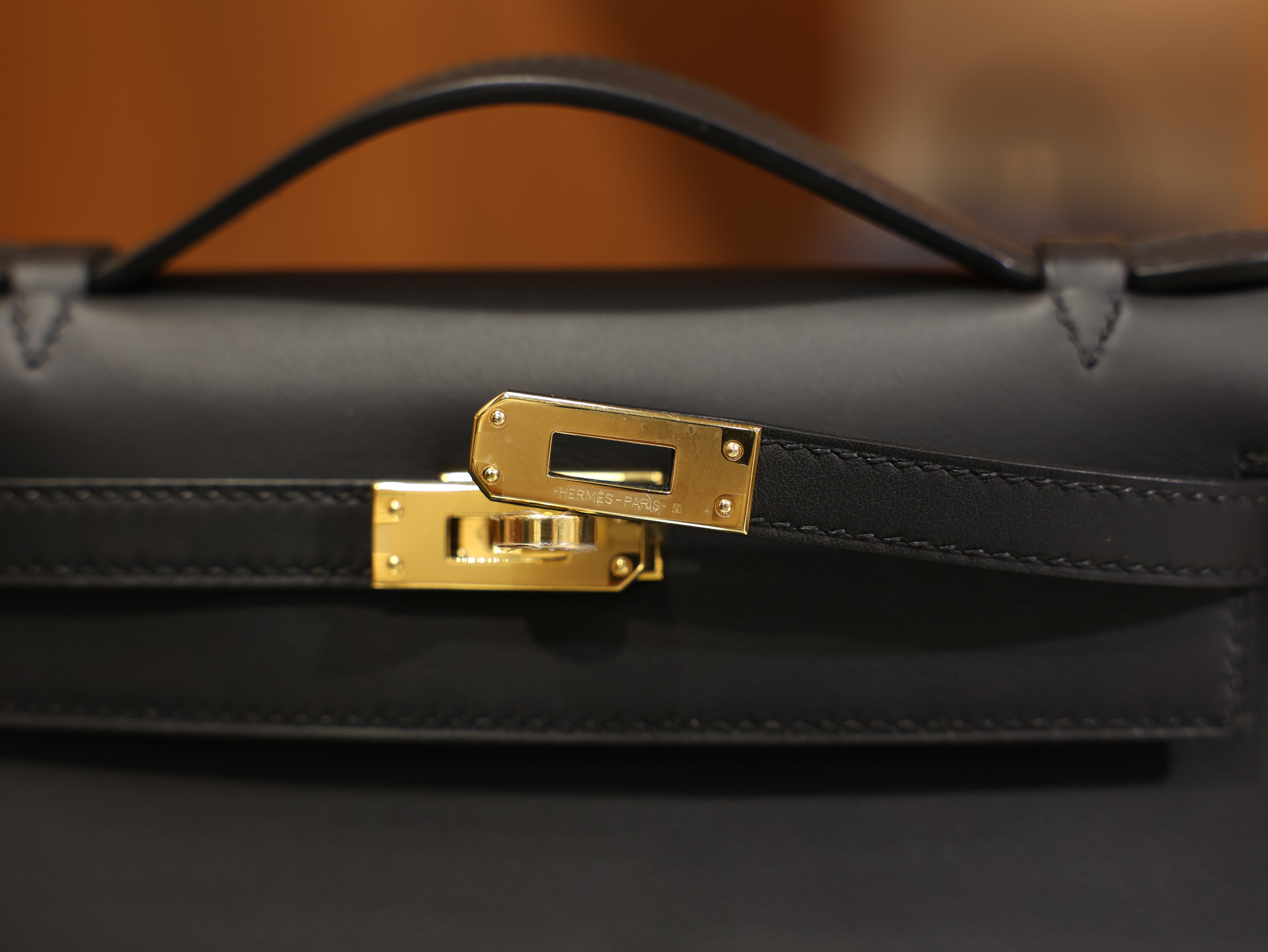 Kelly pochette swift black GHW