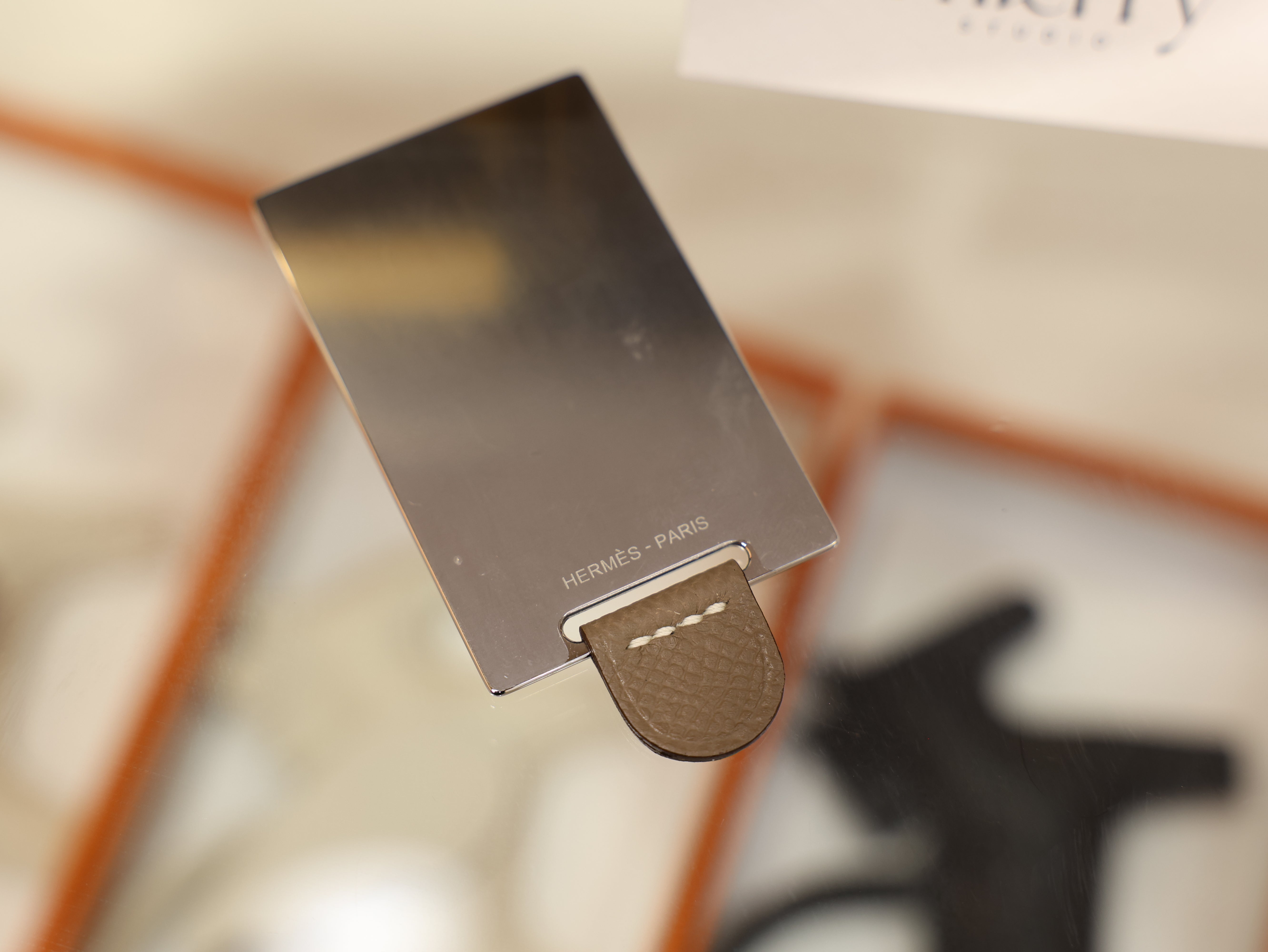 Constance 18 epsom etoupe GHW