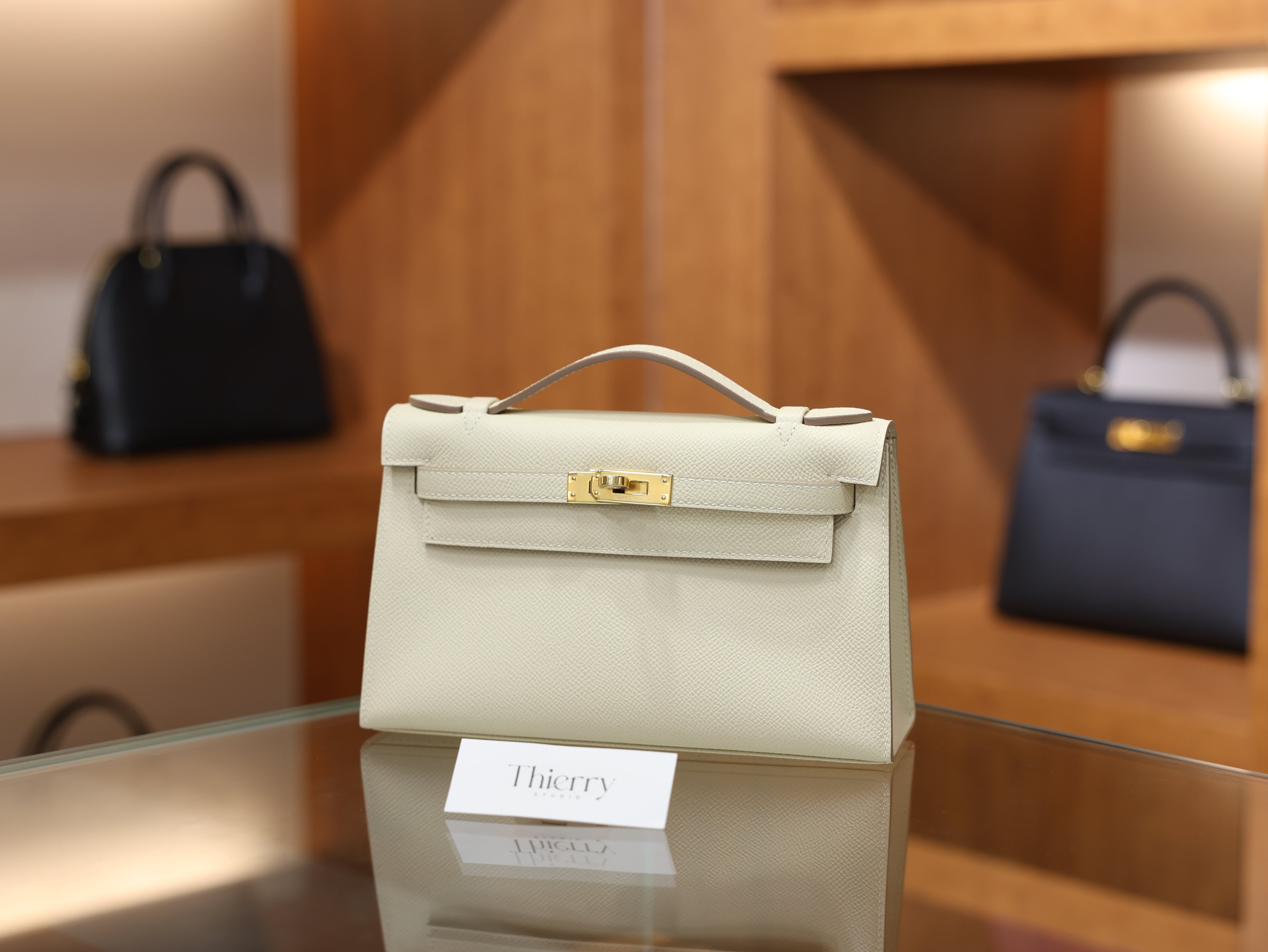 Kelly pochette epsom craie GHW