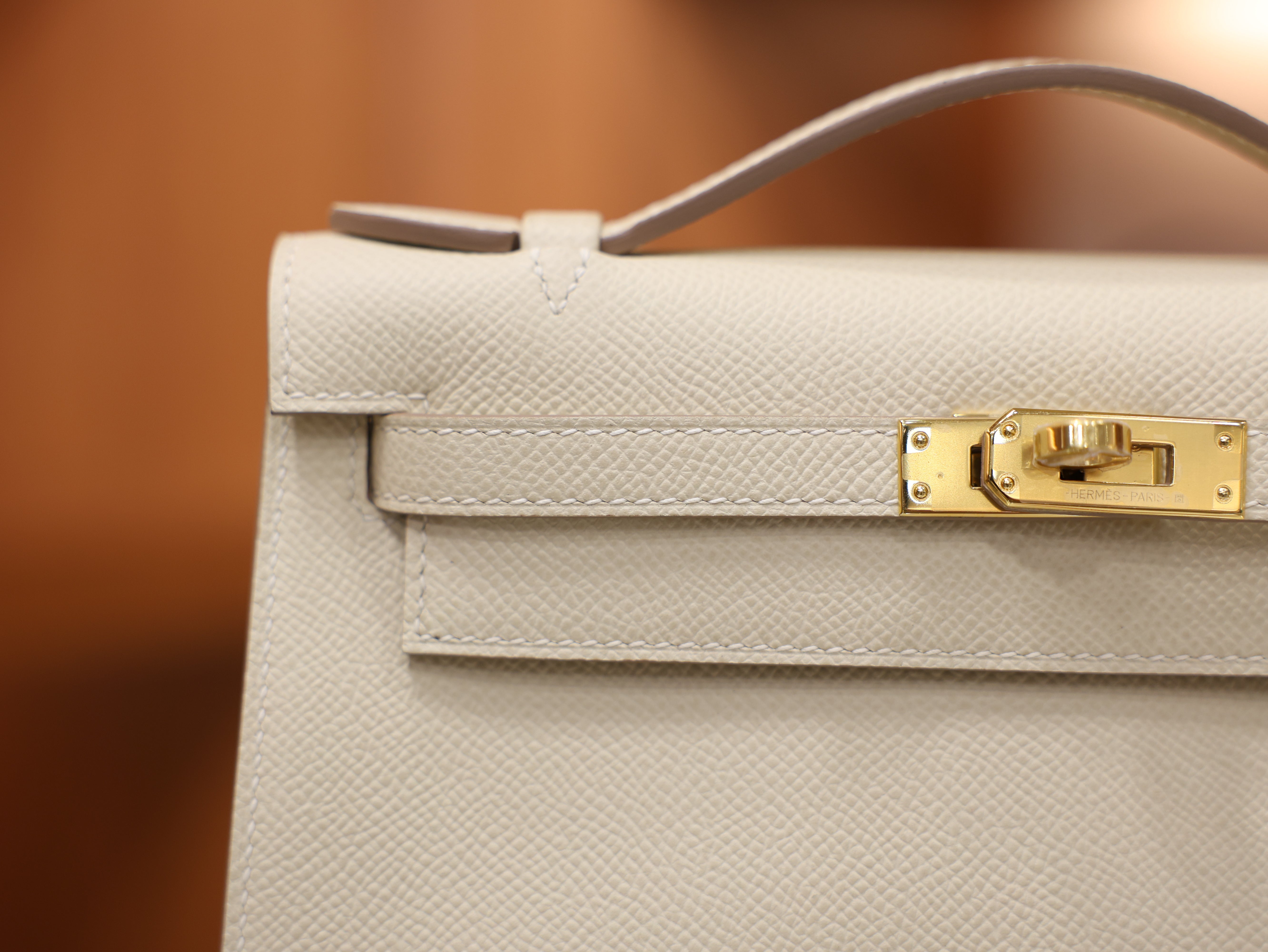 Kelly pochette epsom craie GHW