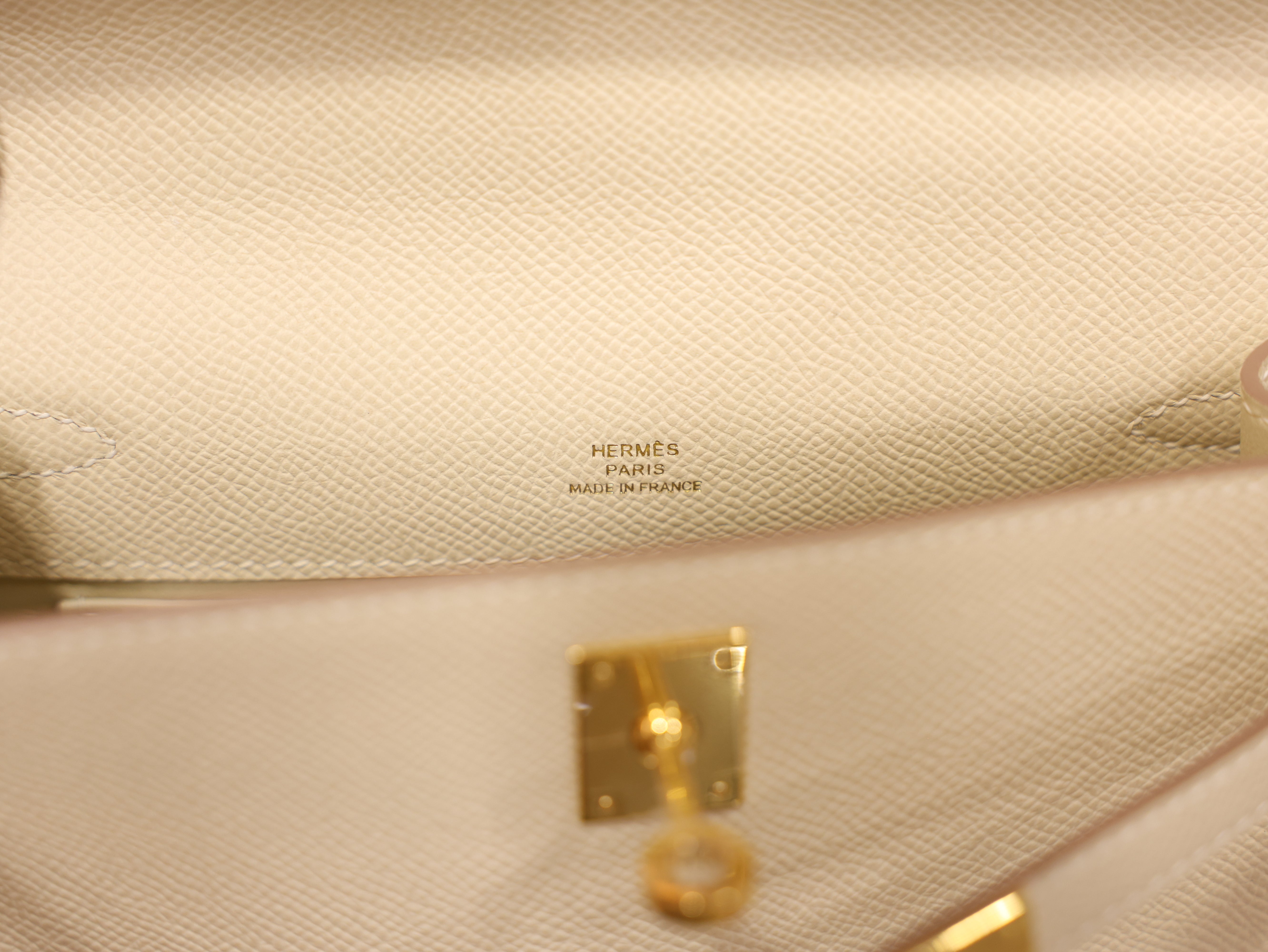 Kelly pochette epsom craie GHW