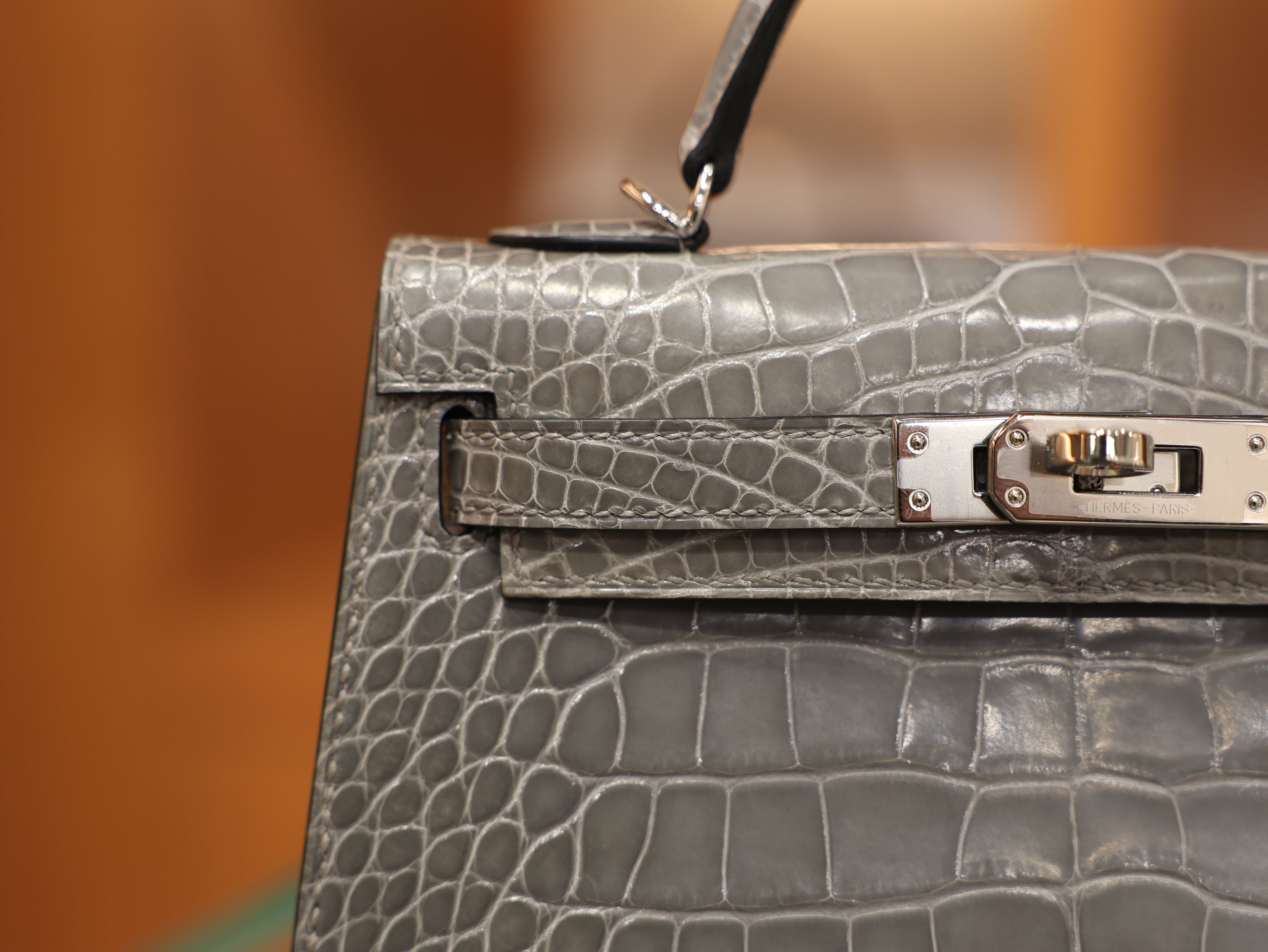 Kelly mini 2 shiny alligator gris ciment PHW
