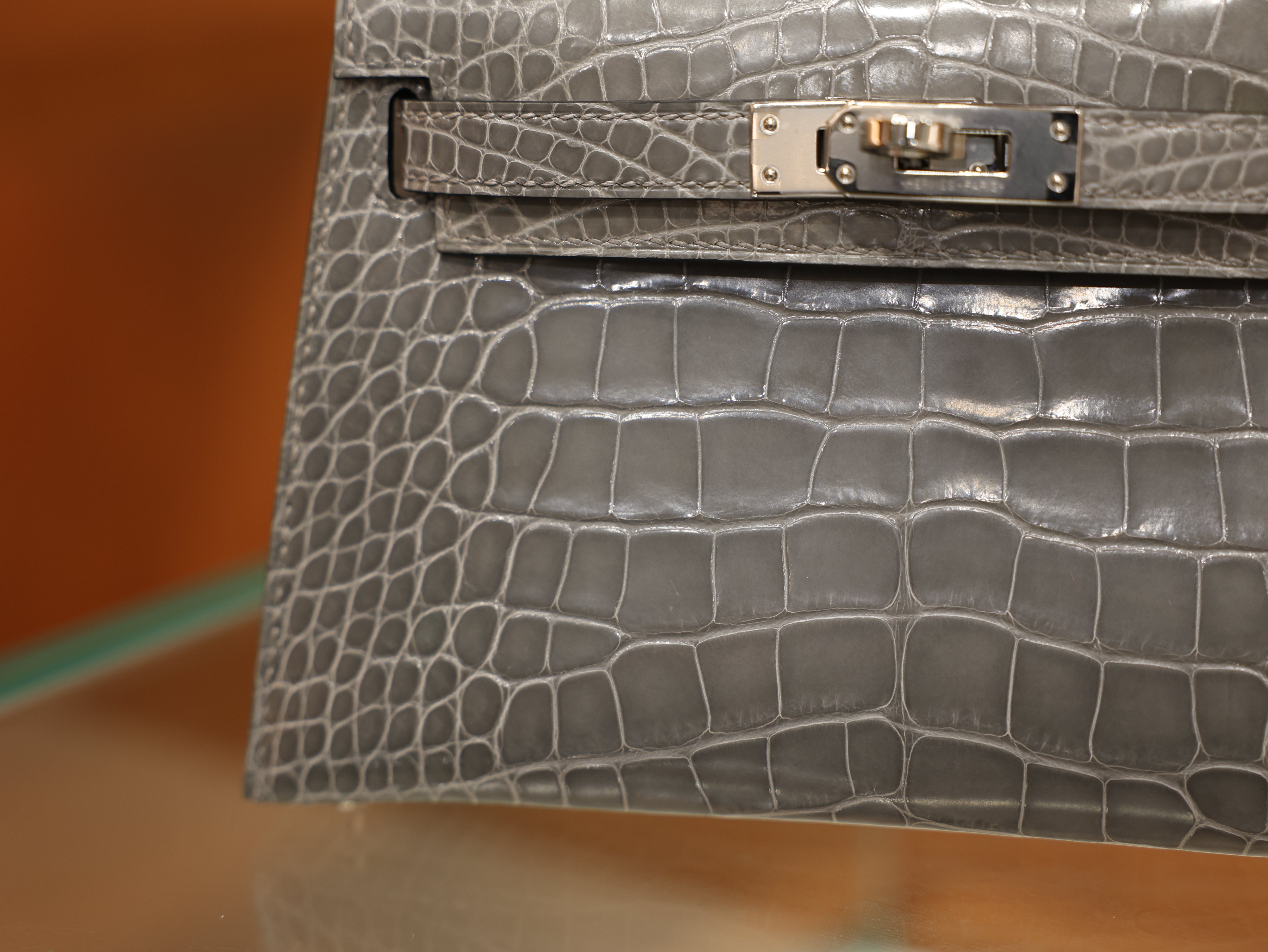 Kelly mini 2 shiny alligator gris ciment PHW