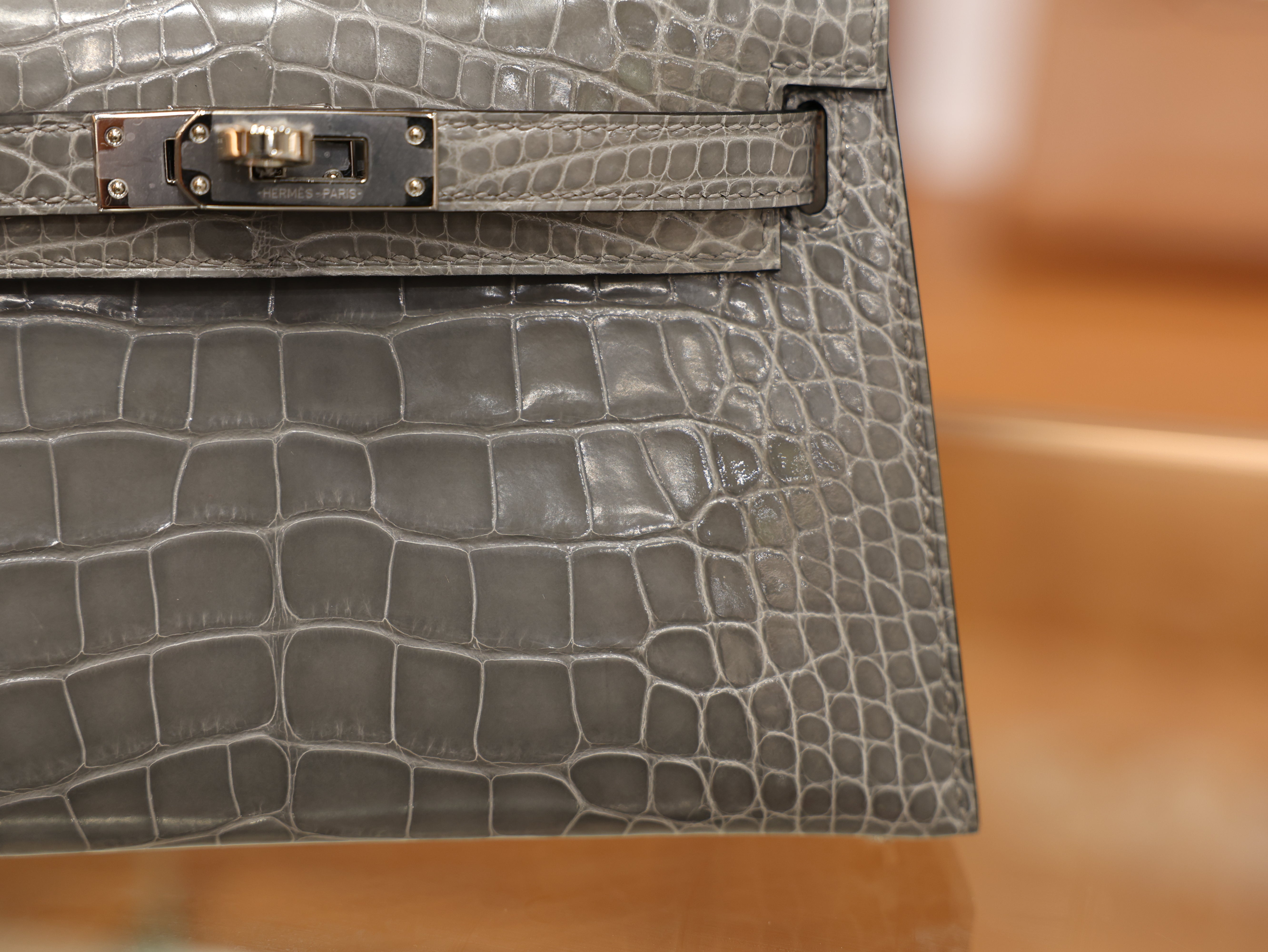 Kelly mini 2 shiny alligator gris ciment PHW
