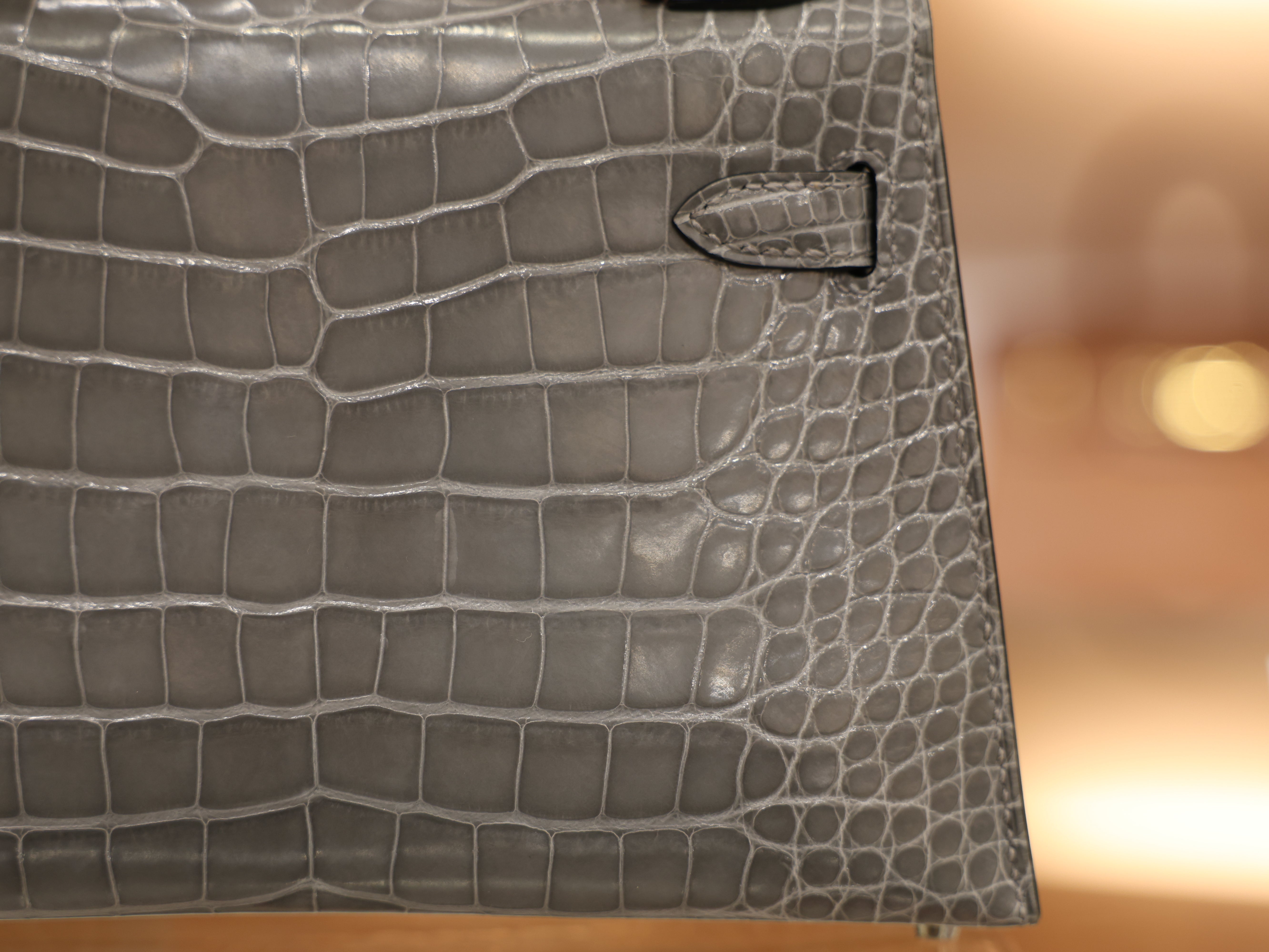 Kelly mini 2 shiny alligator gris ciment PHW
