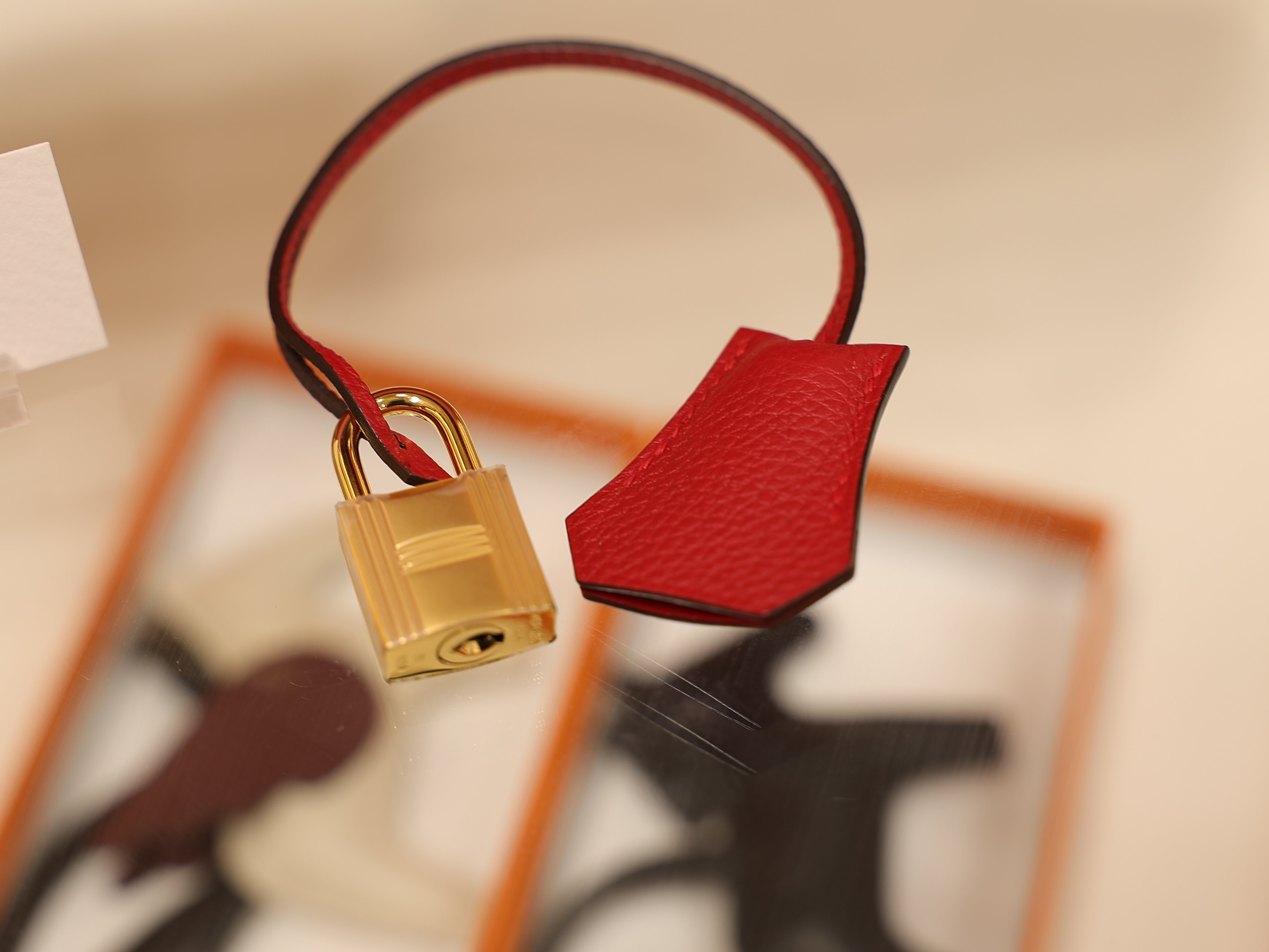 Kelly 25 togo rouge casaque GHW