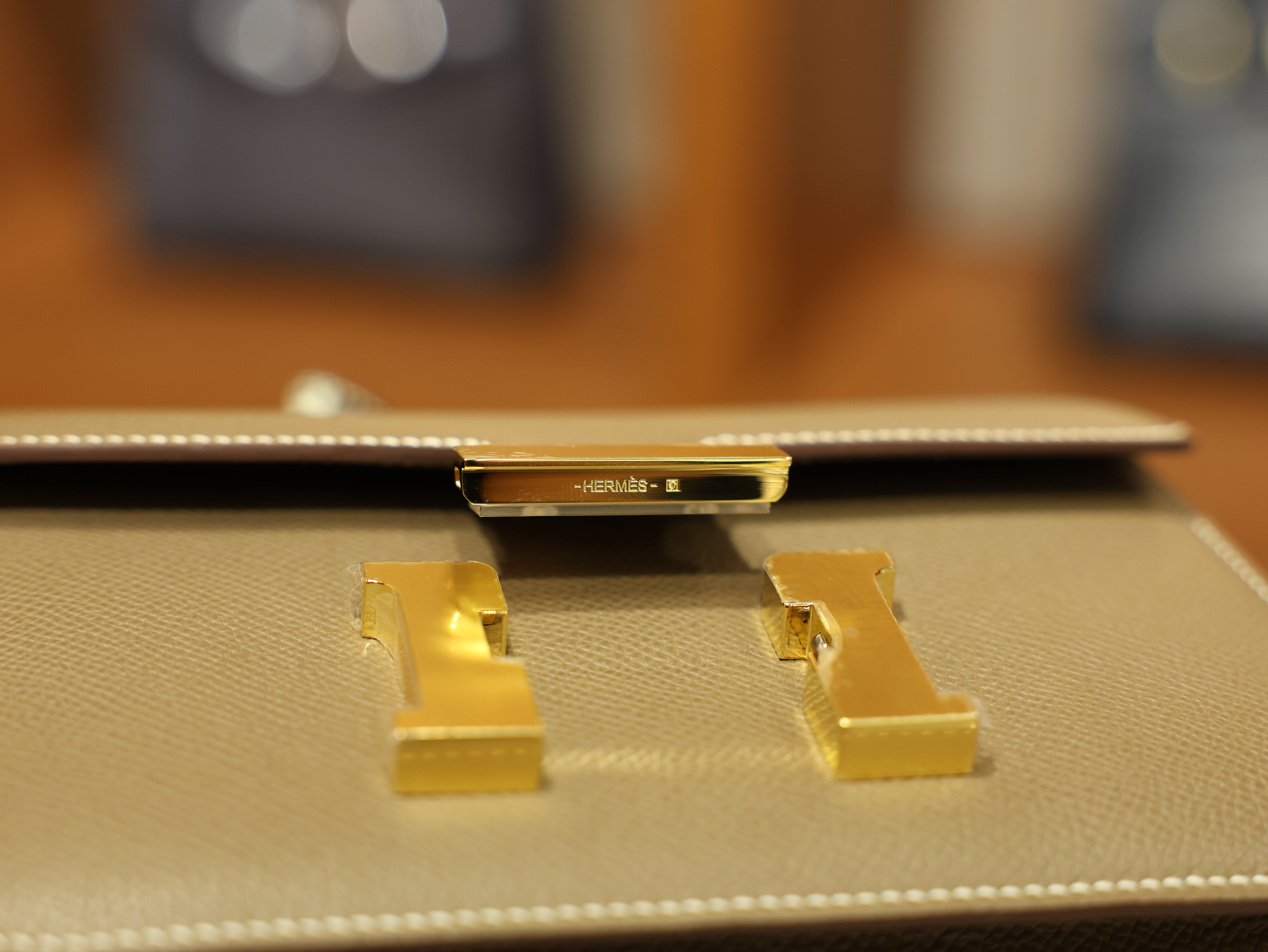 Constance 18 epsom etoupe GHW