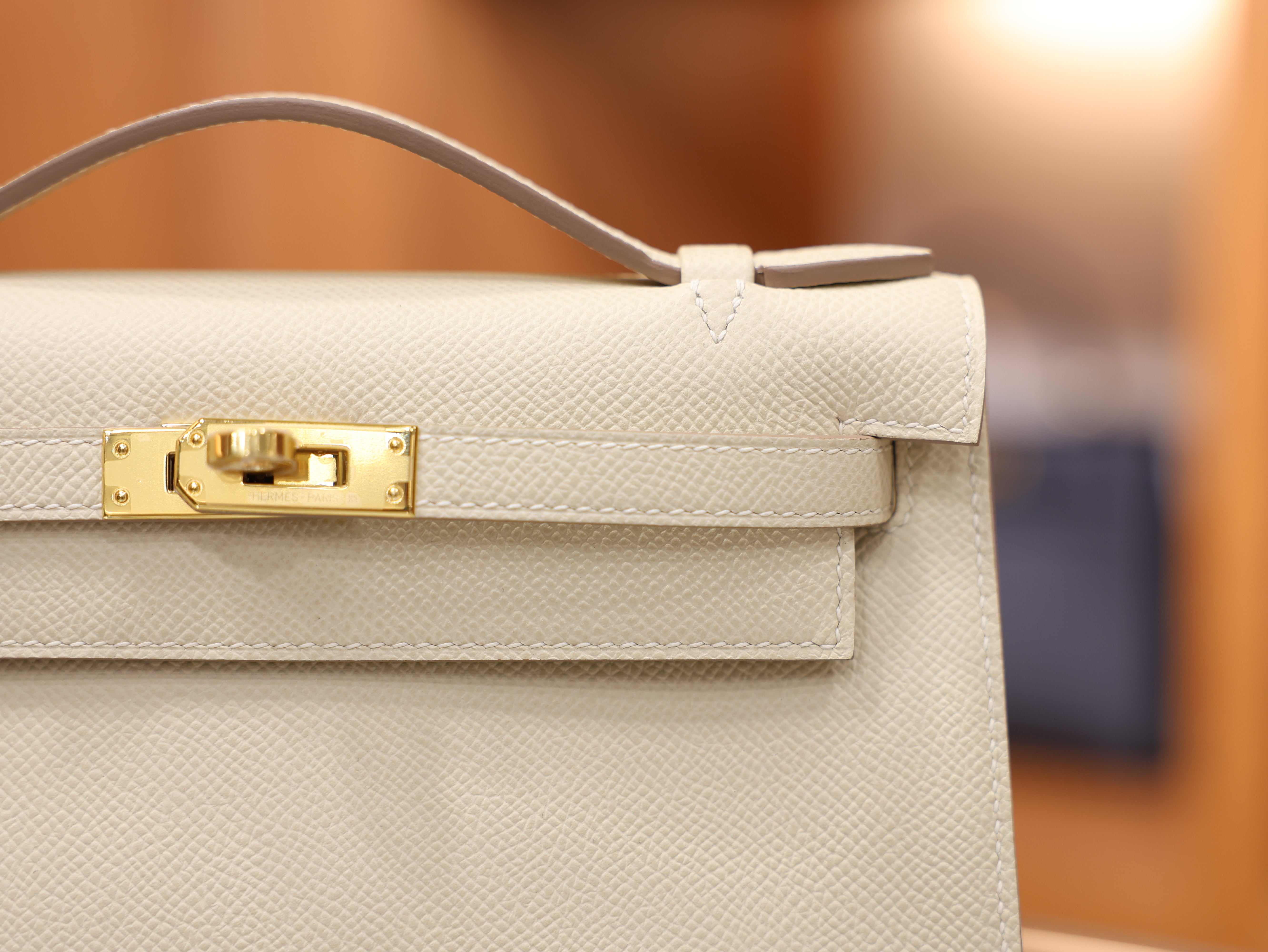 Kelly pochette epsom craie GHW