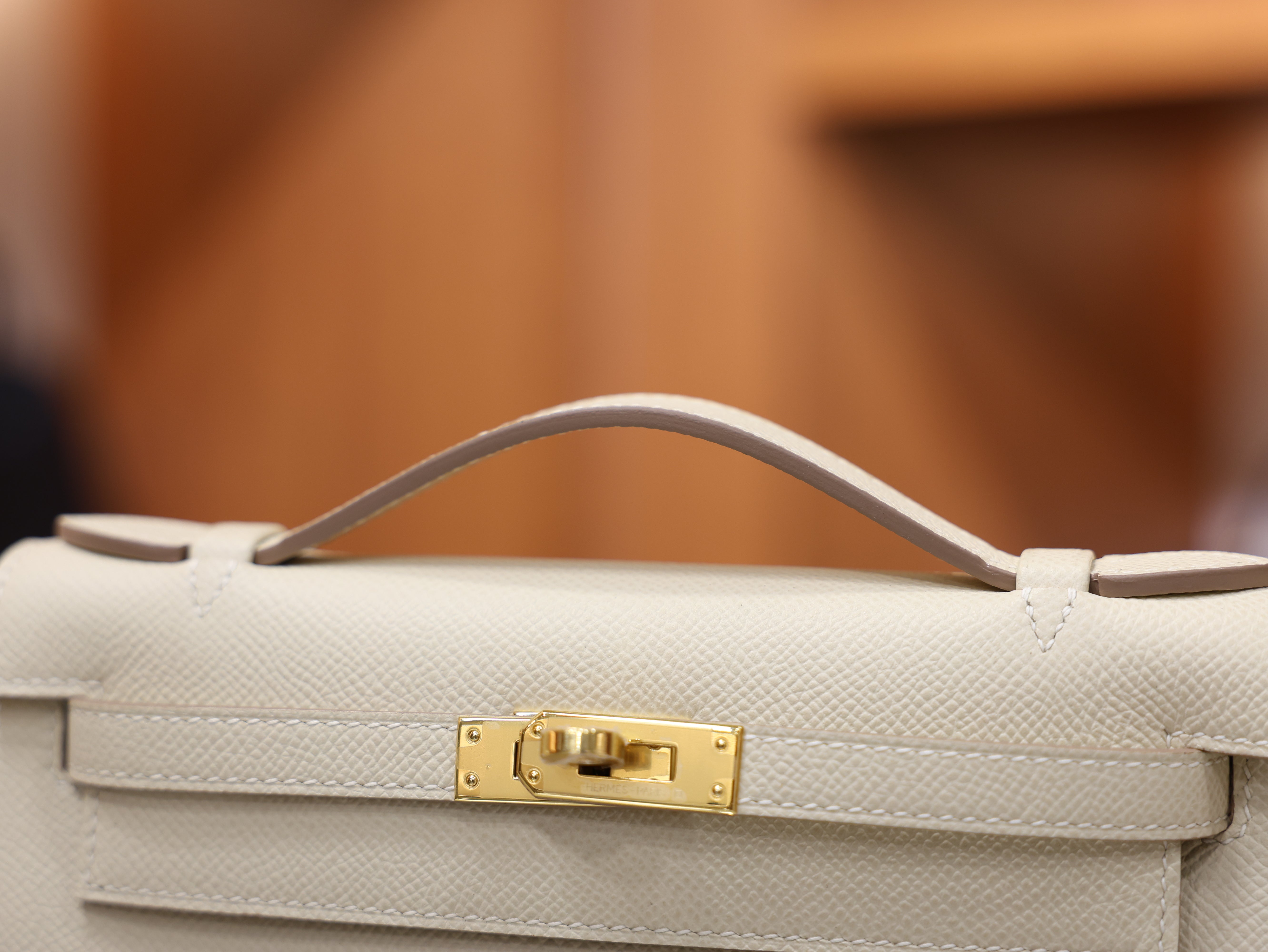 Kelly pochette epsom craie GHW