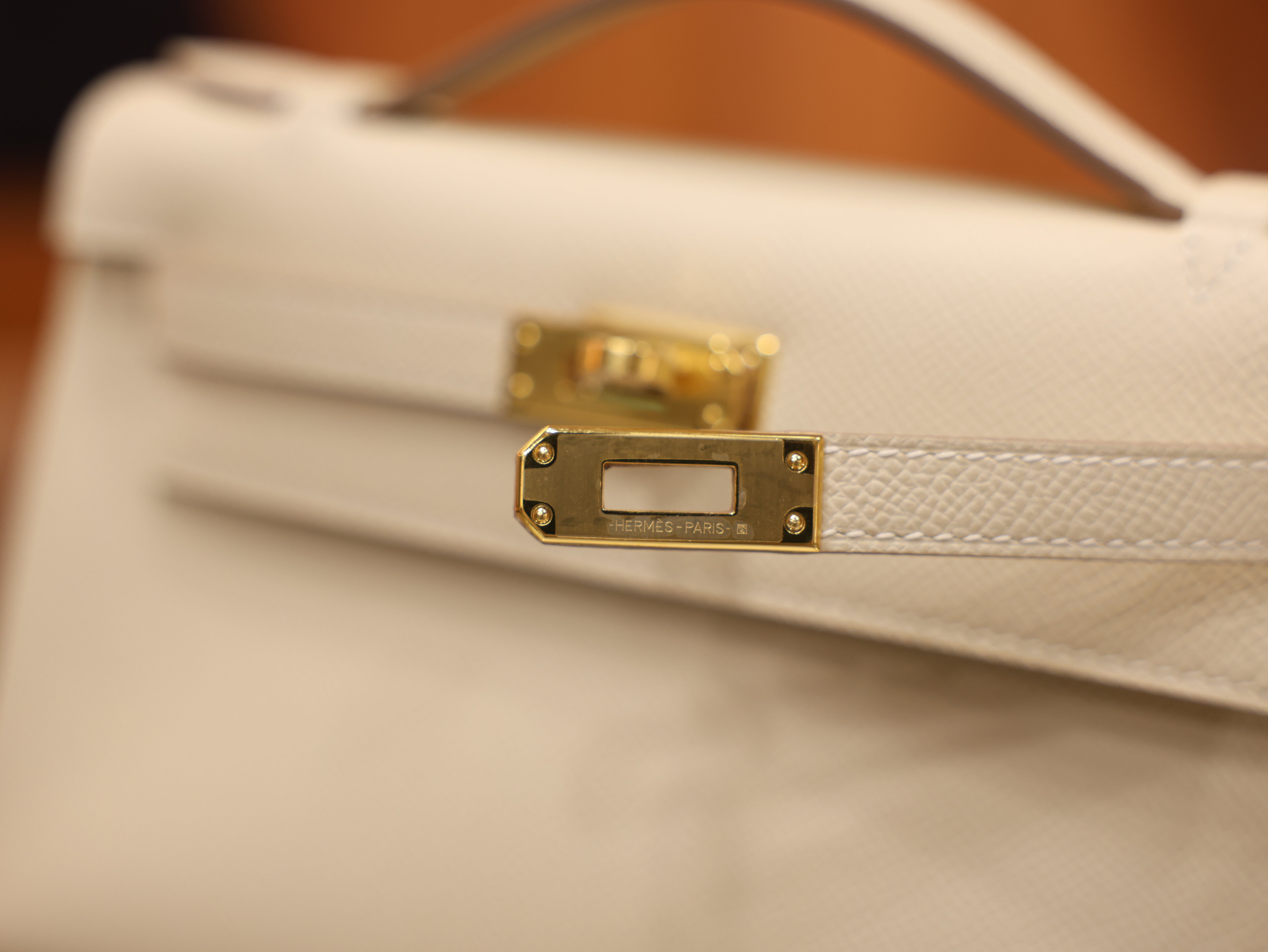 Kelly pochette epsom craie GHW