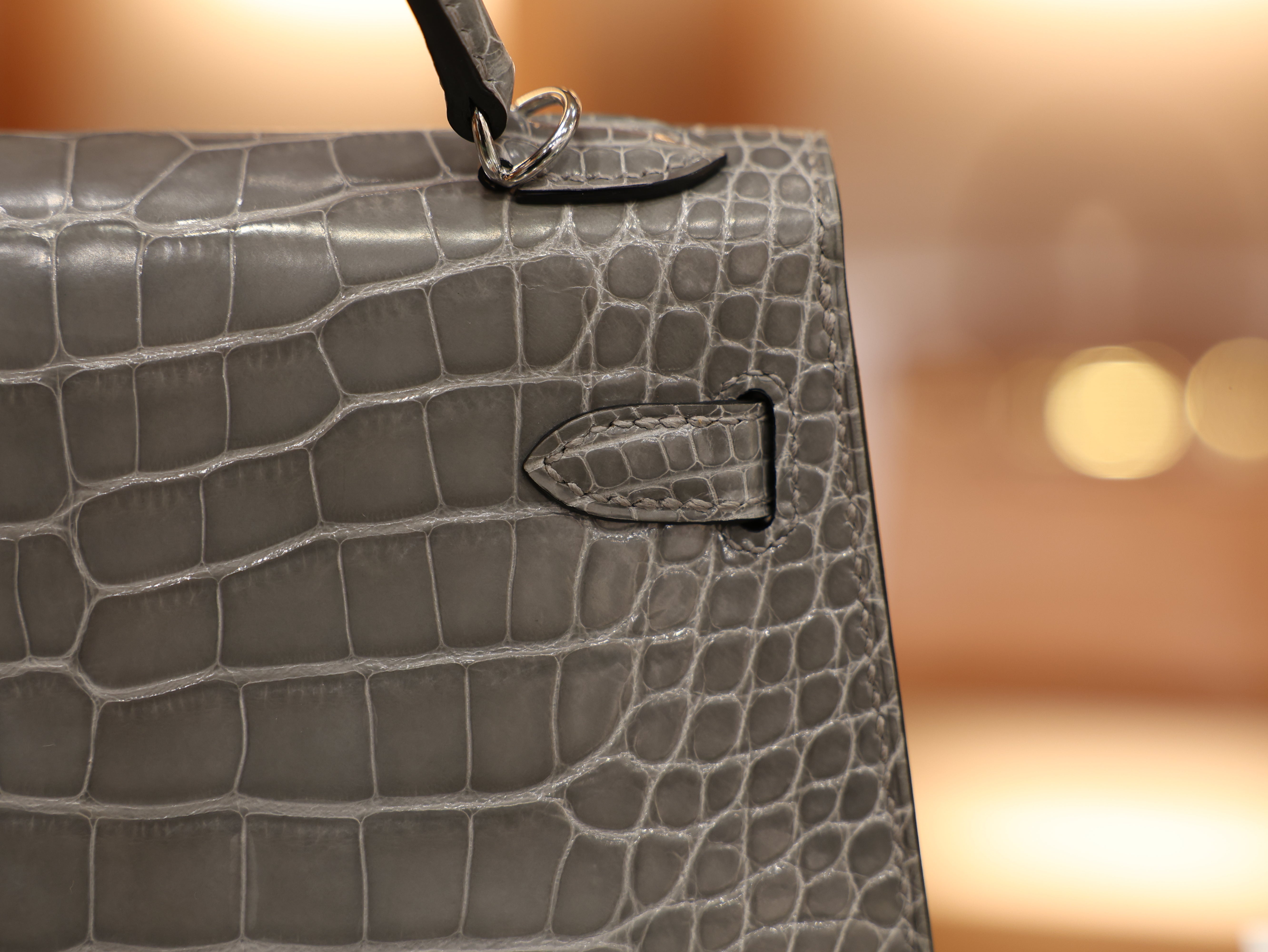 Kelly mini 2 shiny alligator gris ciment PHW