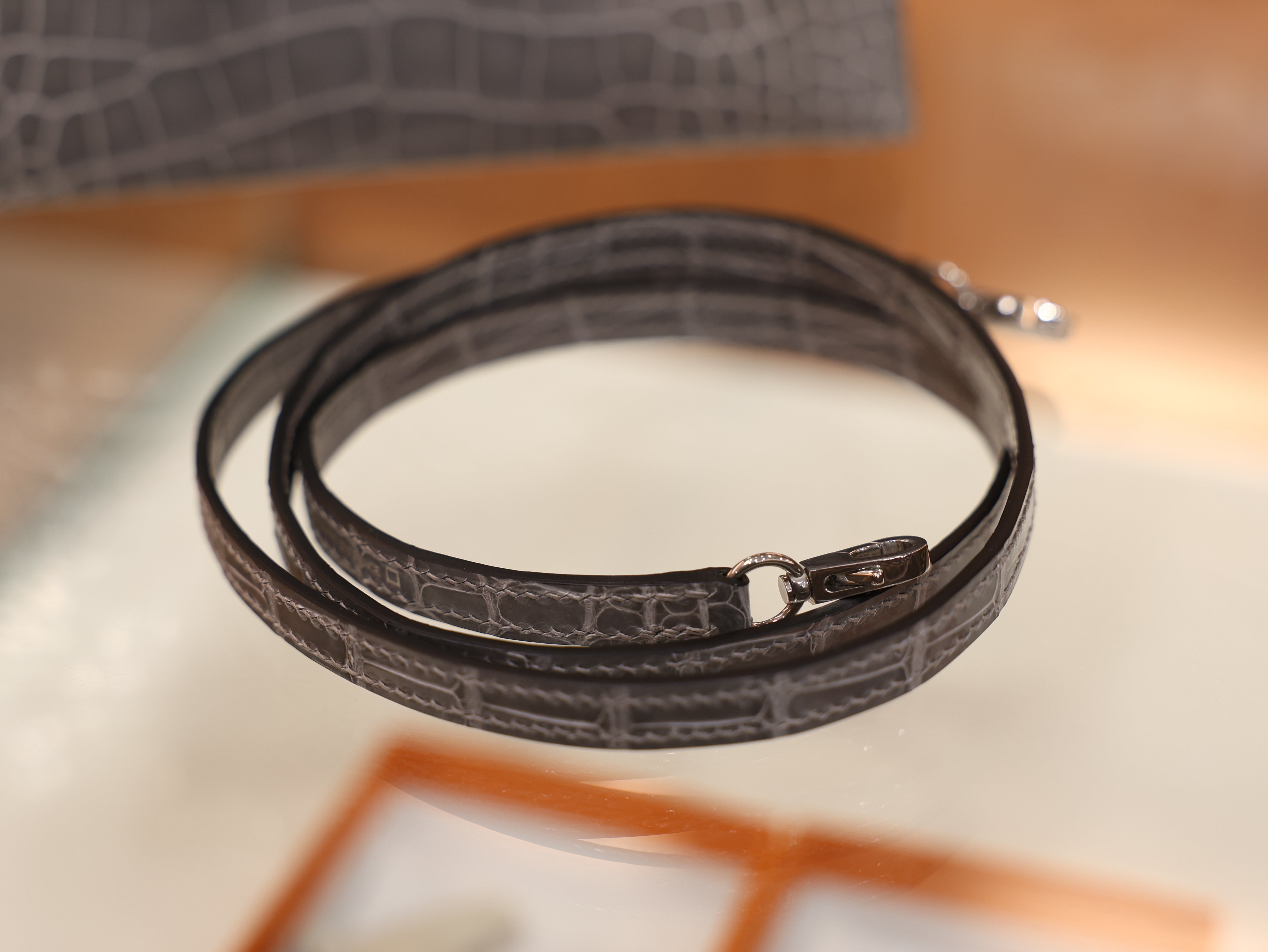 Kelly mini 2 shiny alligator gris ciment PHW