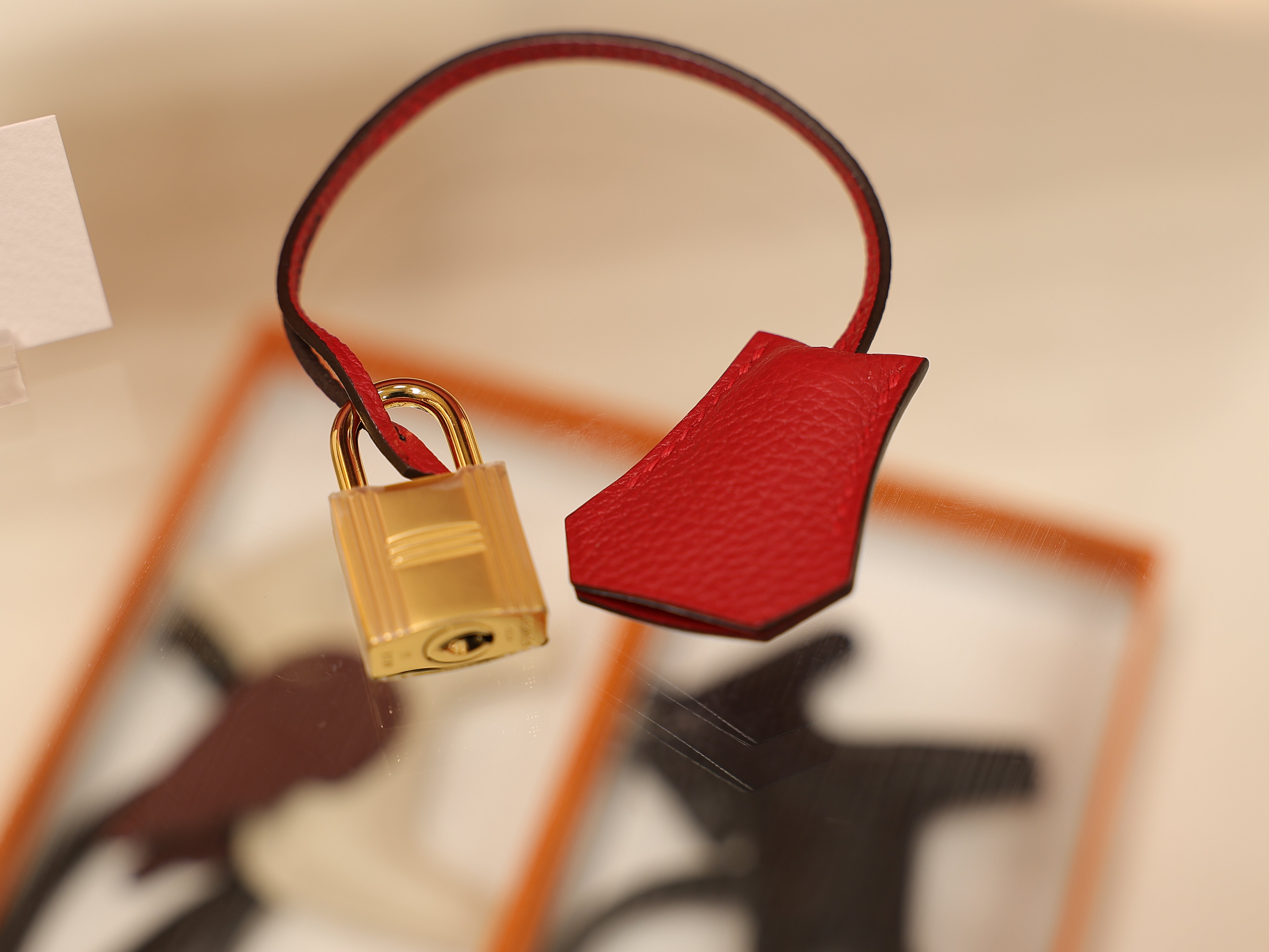 Kelly 25 togo rouge casaque GHW